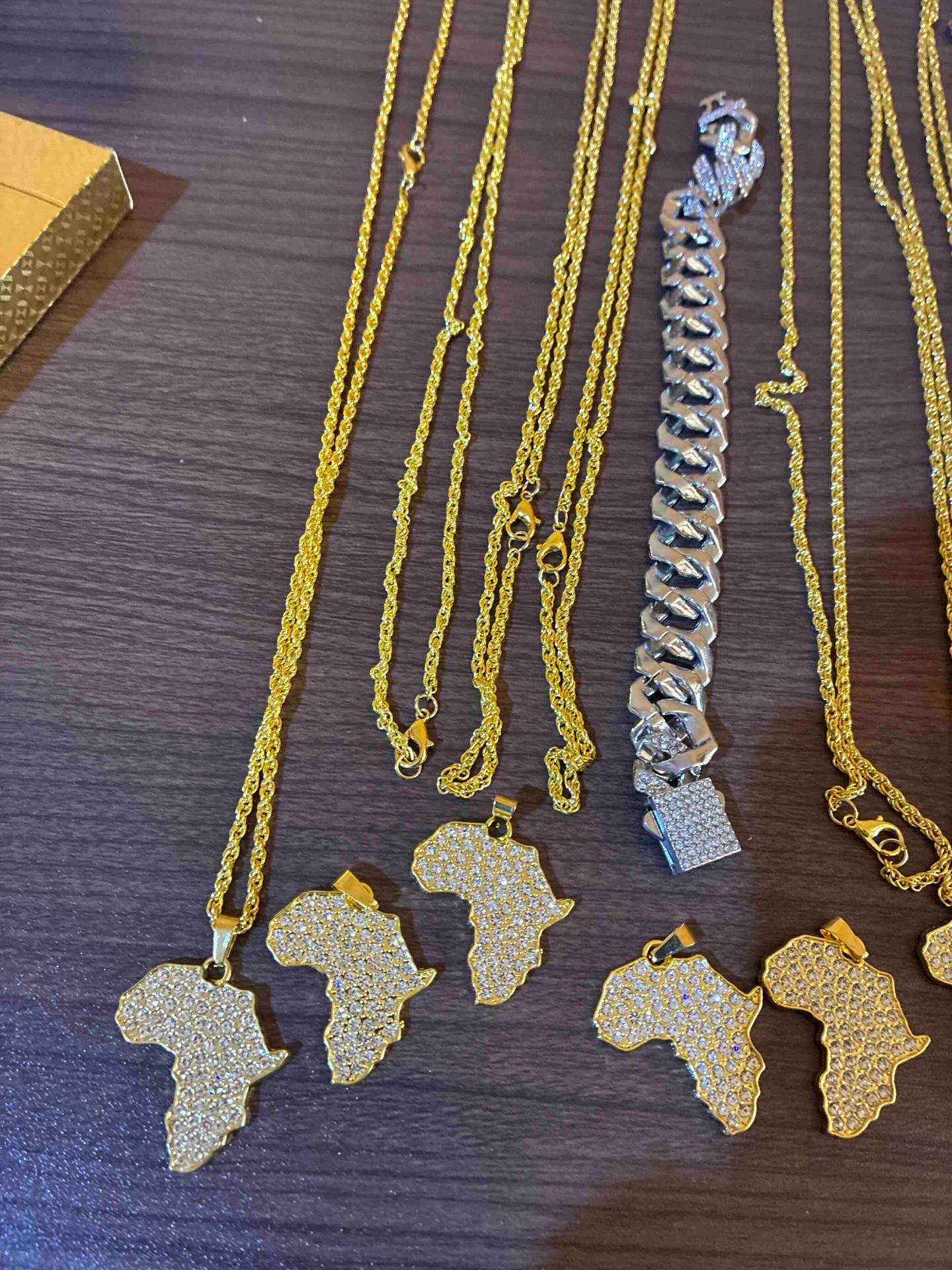 Collier pendentif Africa pavé — or